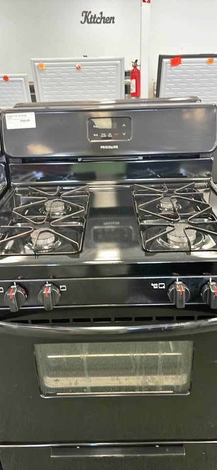 Frigidaire 30" Freestanding Gas Range — Black