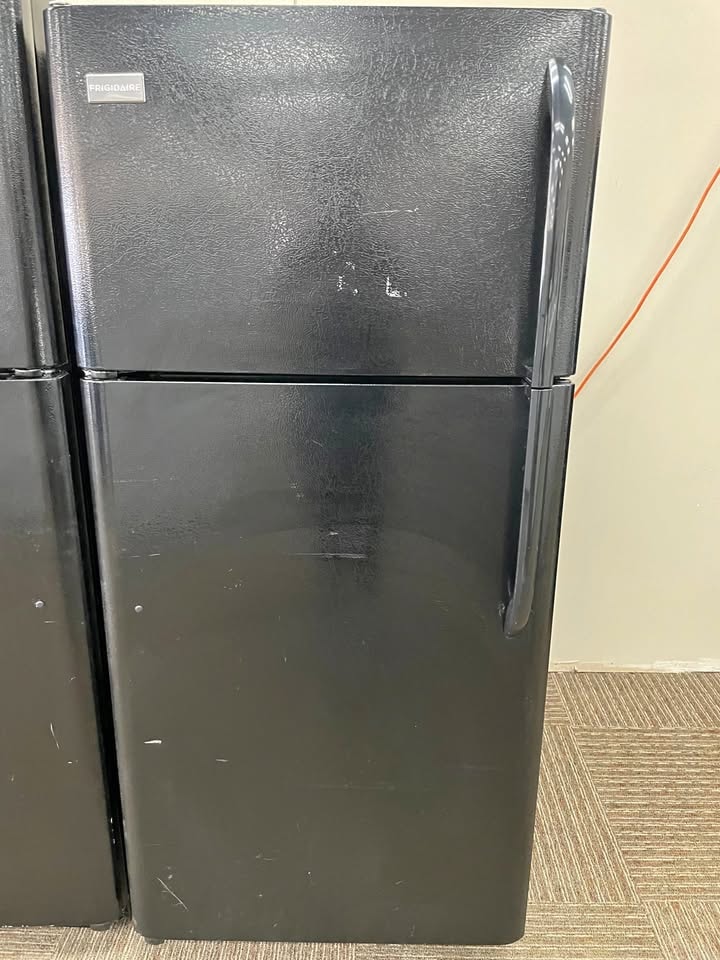 Frigidaire 30" Top-Freezer Refrigerator