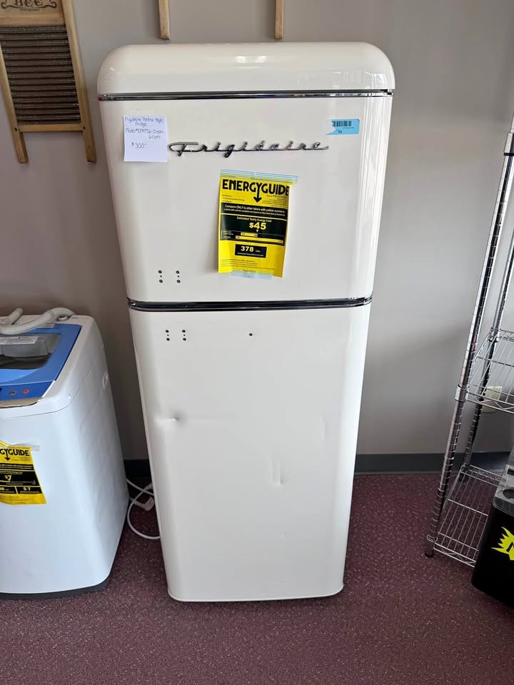 Frigidaire 7.5 Cu. Ft. Retro Mini Fridge — Cream