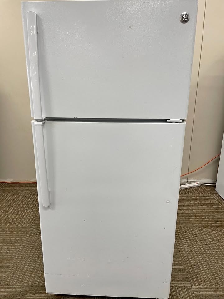 GE 28" Top-Freezer Refrigerator 14.6 Cu. Ft. — White