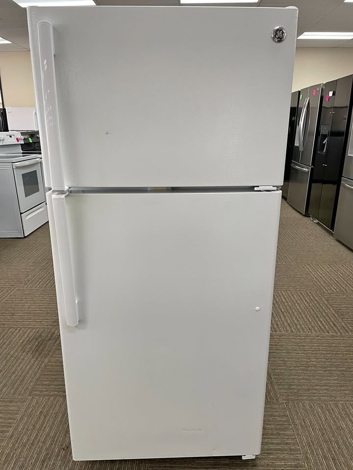 GE 28" Top-Freezer Refrigerator 14.6 Cu. Ft. — White
