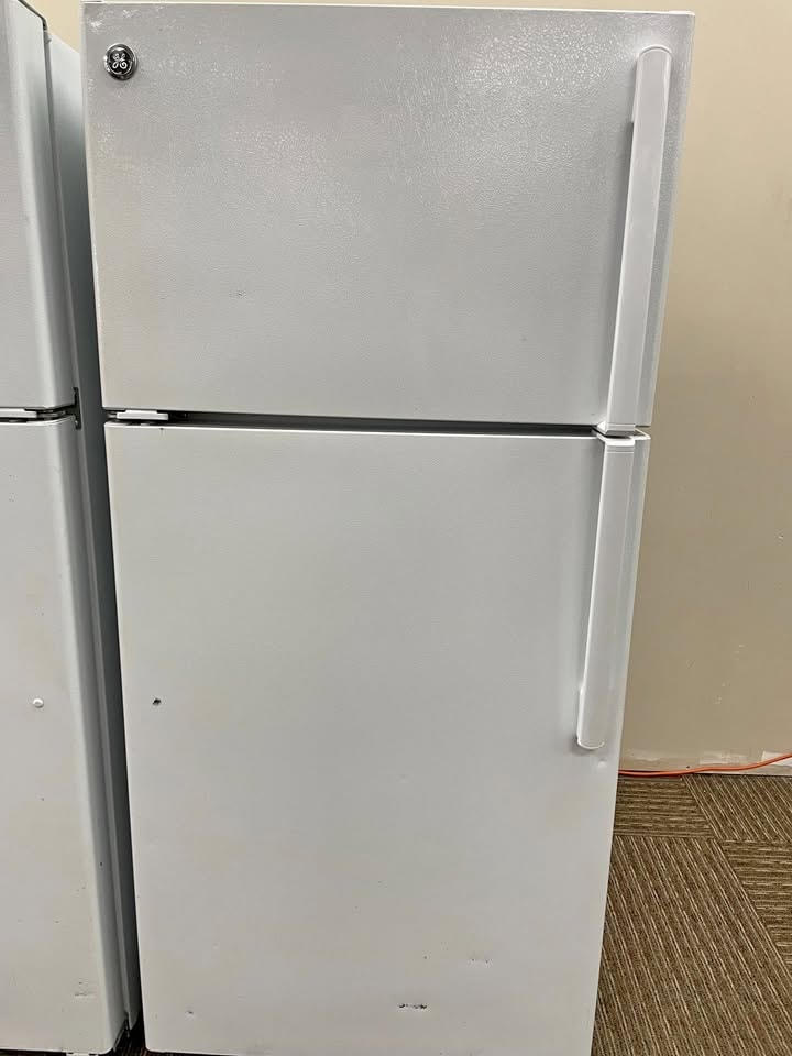 GE 28" Top-Freezer Refrigerator 14.6 Cu. Ft. — White