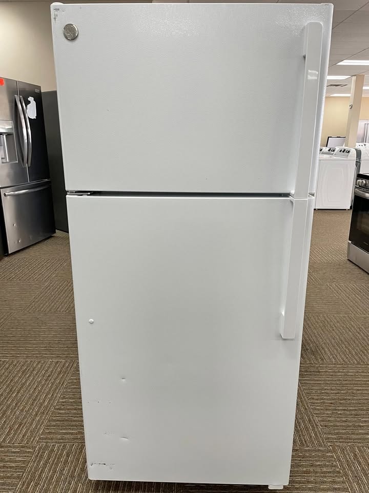 GE 28" Top-Freezer Refrigerator