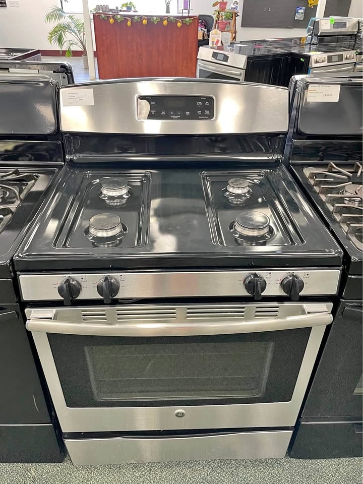 GE 30" Freestanding Gas Range — Stainless Steel