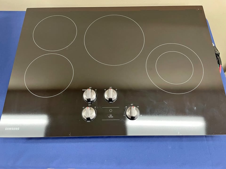 Samsung 30" Electric Cooktop — Black